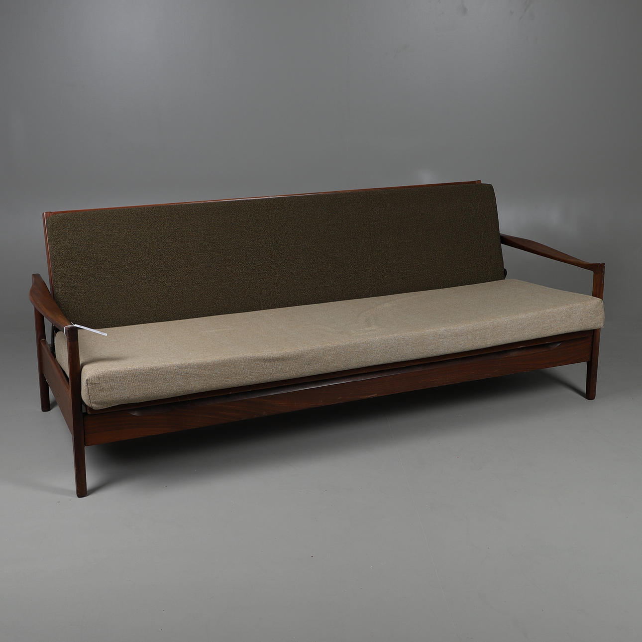 A MID 20TH CENTURY 'CINTIQUE' TEAK SOFA BED.