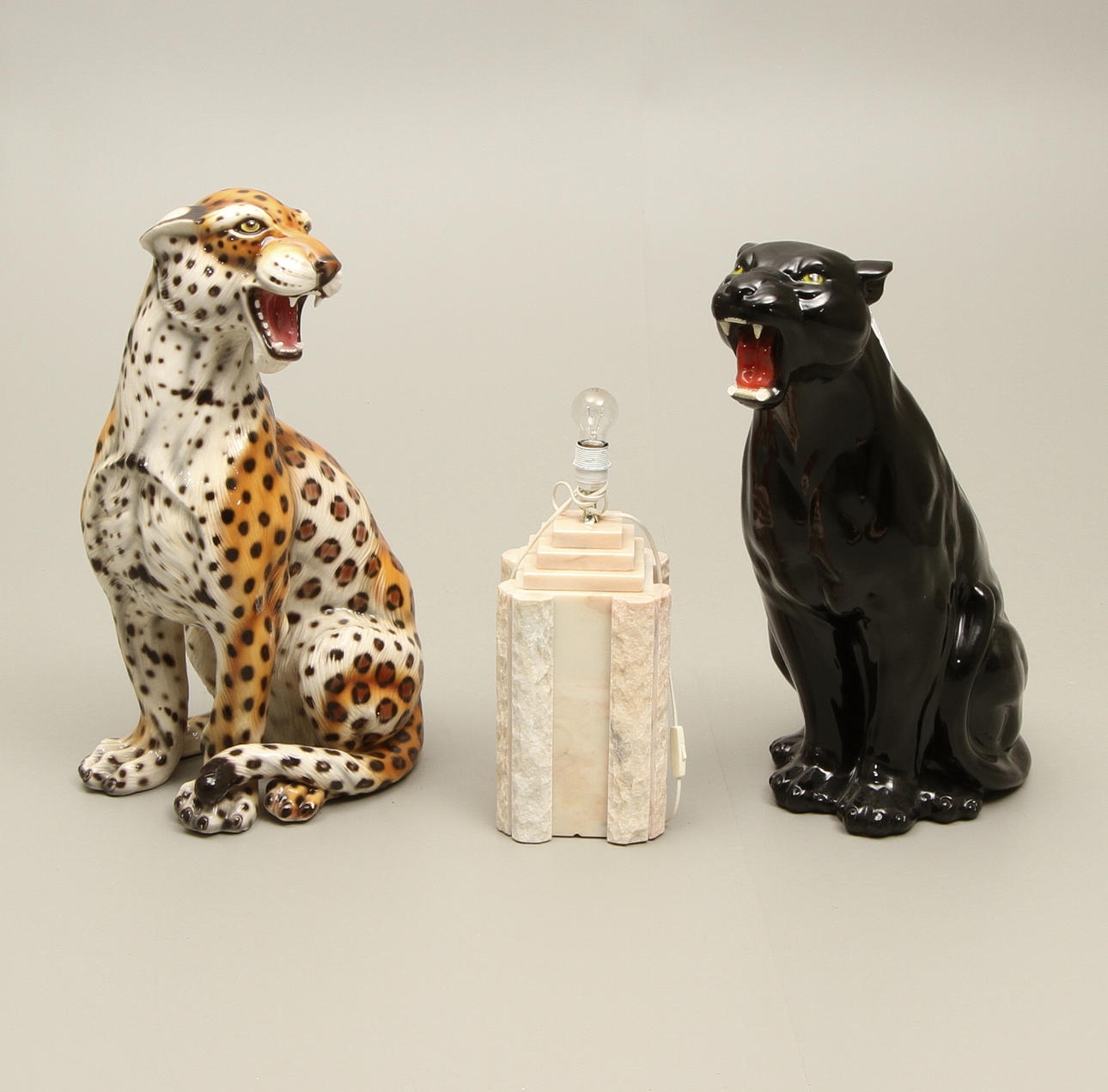 PORSLINSDJUR, 2 st samt LAMPFOT av sten.