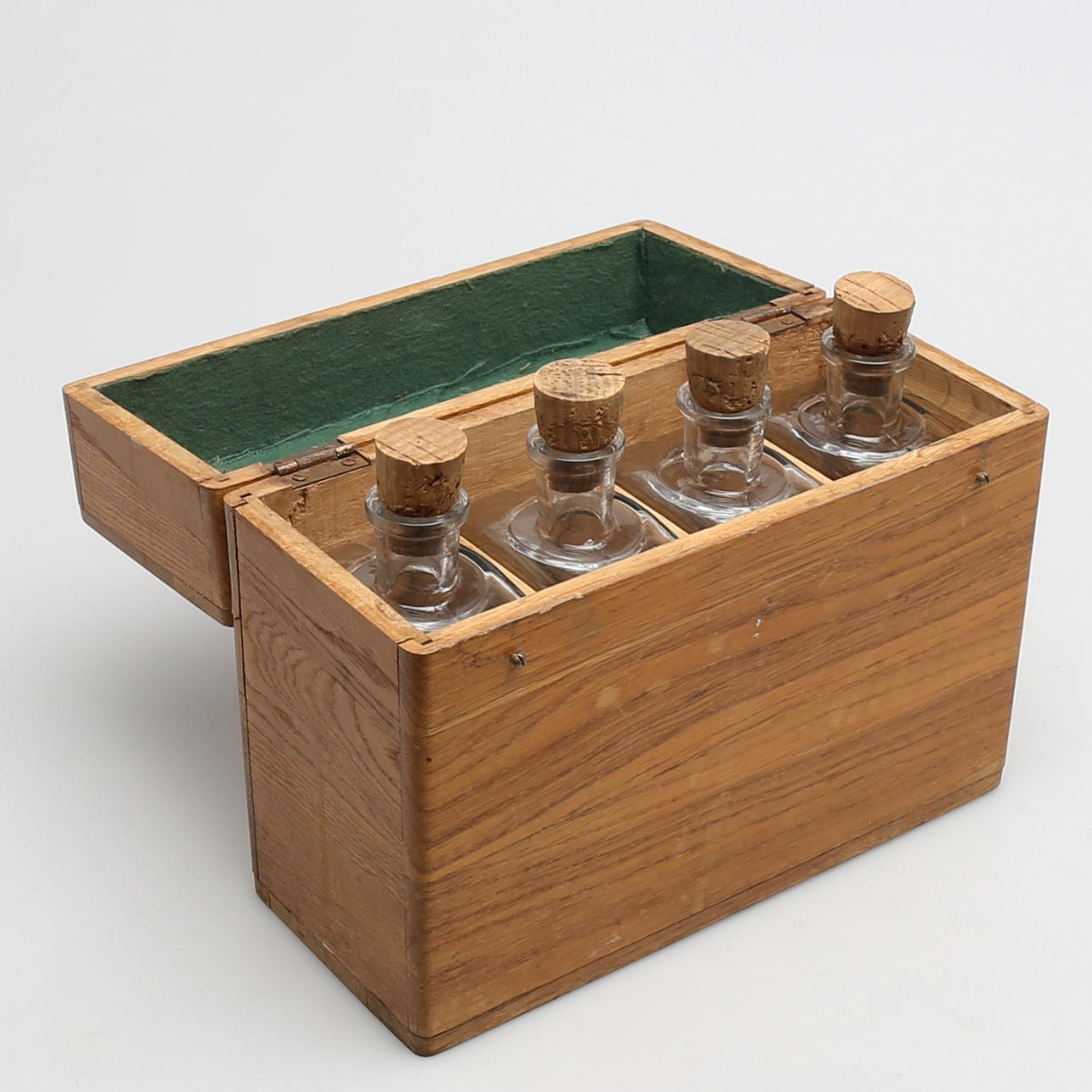 RESESCHATULL med 4 karaffer, trä, glas, 1800-talets slut.