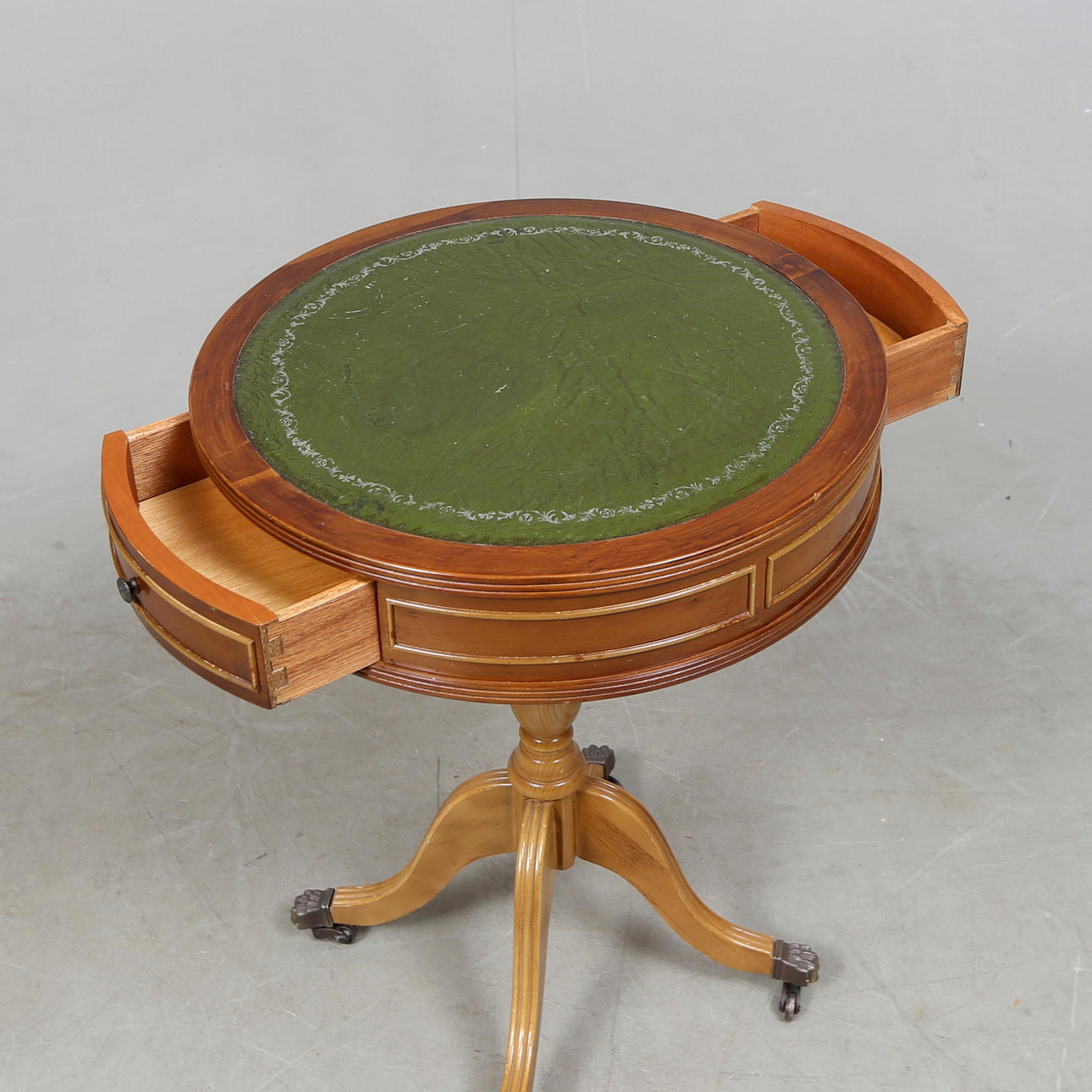 TABLE, so-called ''Carousel table'', English style, 20th century.
