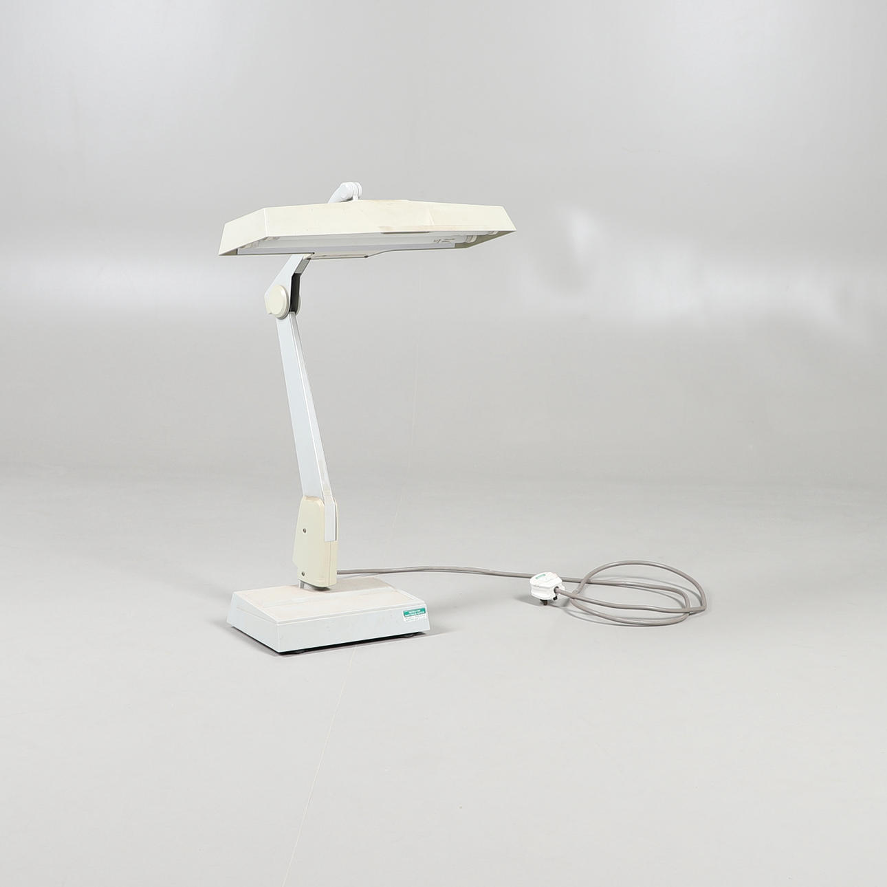 EINE INDUSTRIELLE AUSZIEHBARE LAMPE.