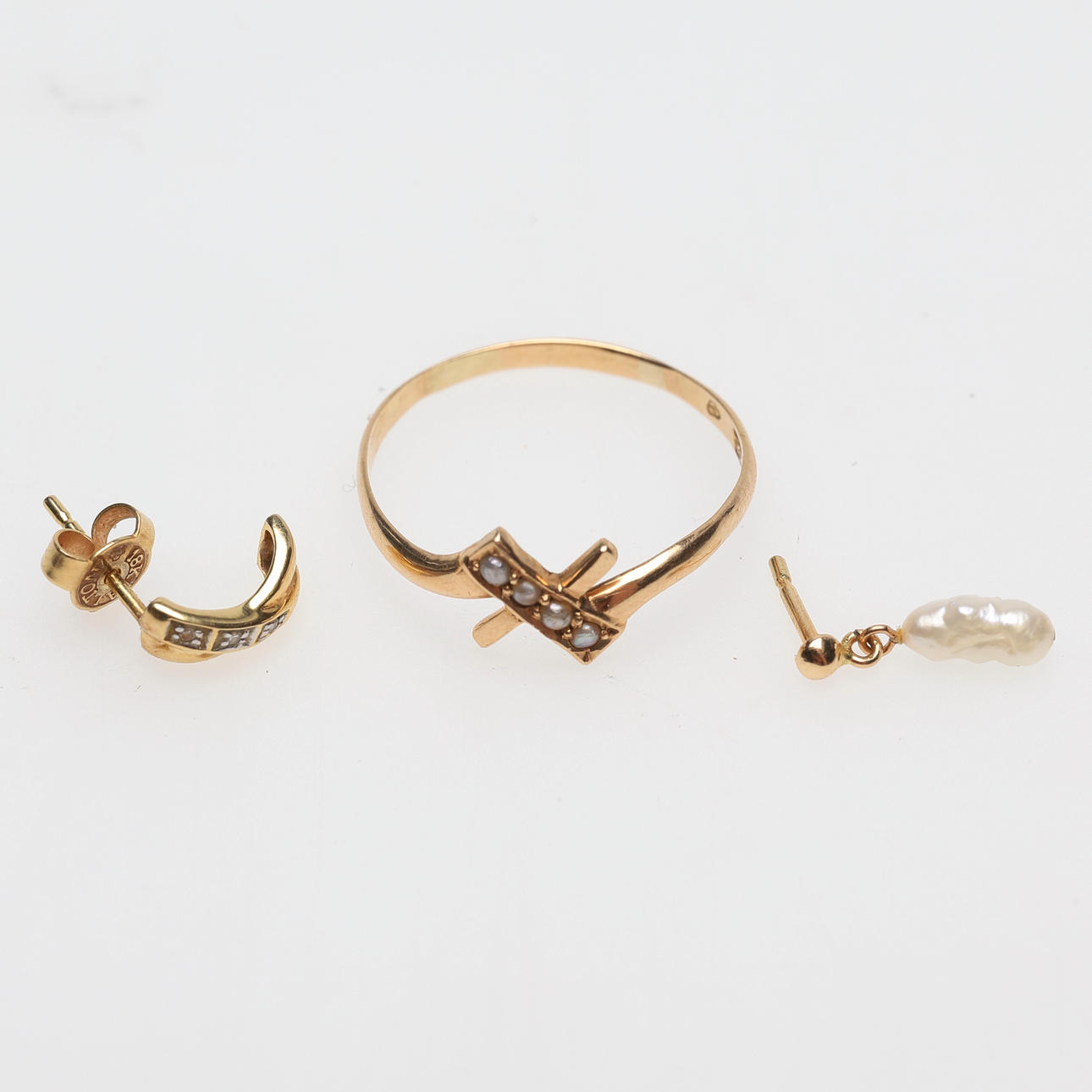 SCRAP GOLD, 3 parts, approx. 2.7 grams.