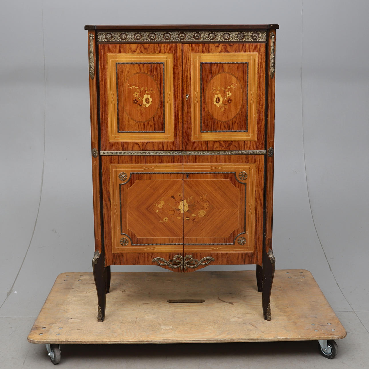 BARSKÅP, Gustaviansk stil, 1900-talets mitt.