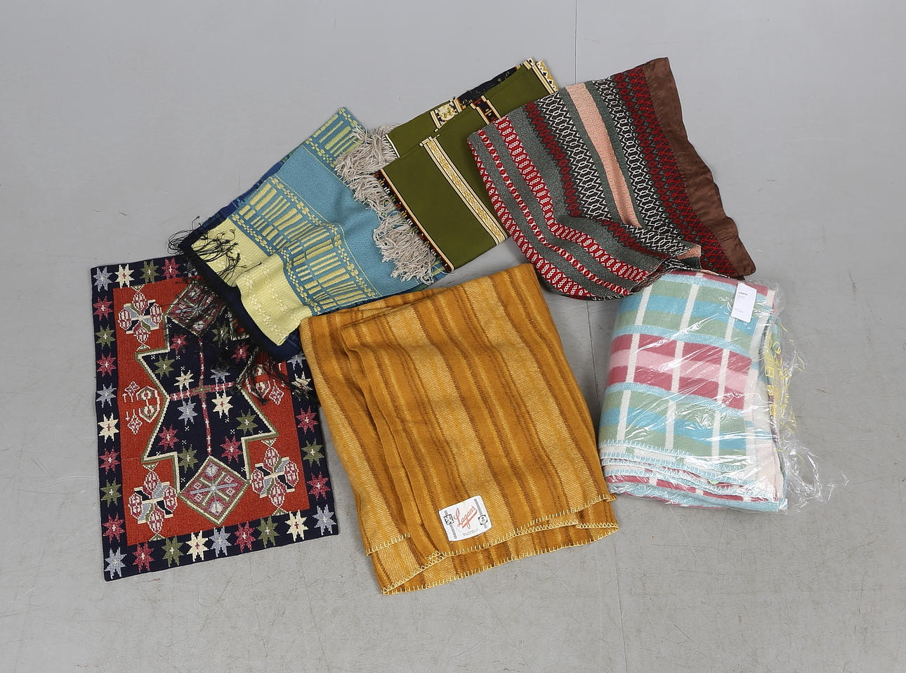 TEXTILER, 6 delar, 1900-tal.