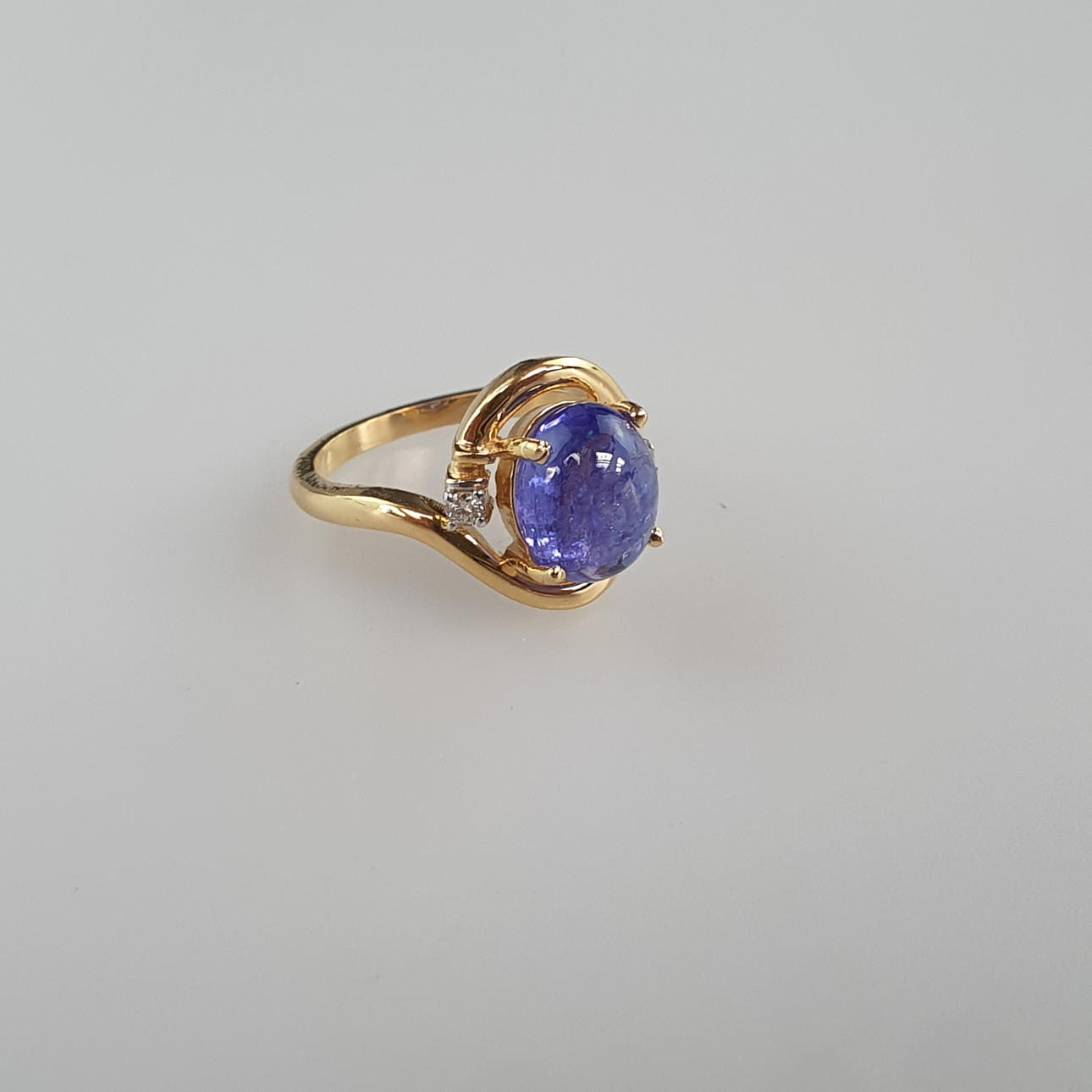 - Tanzanite ring, 4.25ct, 14kt yellow gold.