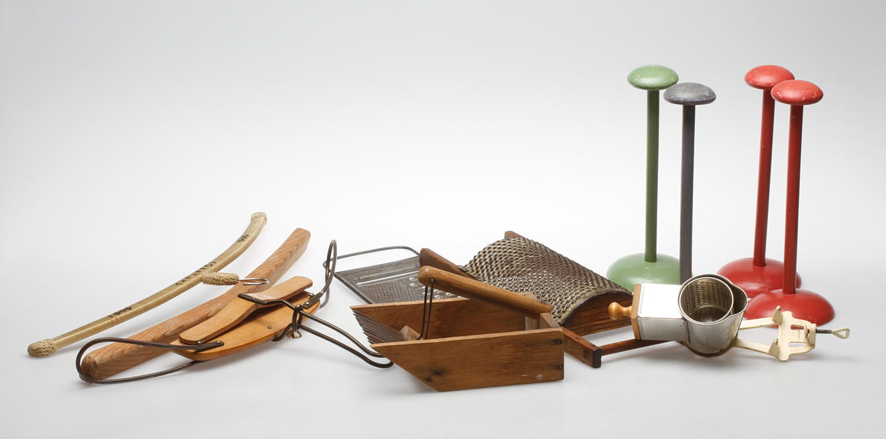 KÖKSREDSKAP med mera, omkring 1900-talets mitt.