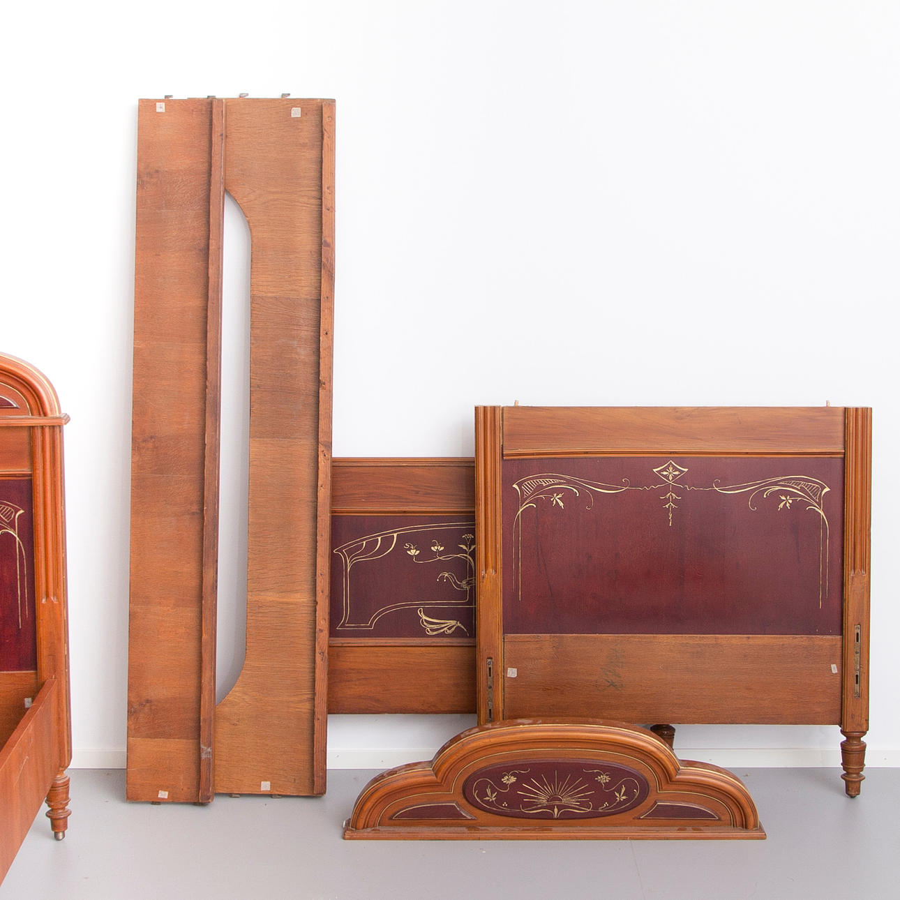 SÄNGAR, 2 st, jugend, sekelskiftet 1900.