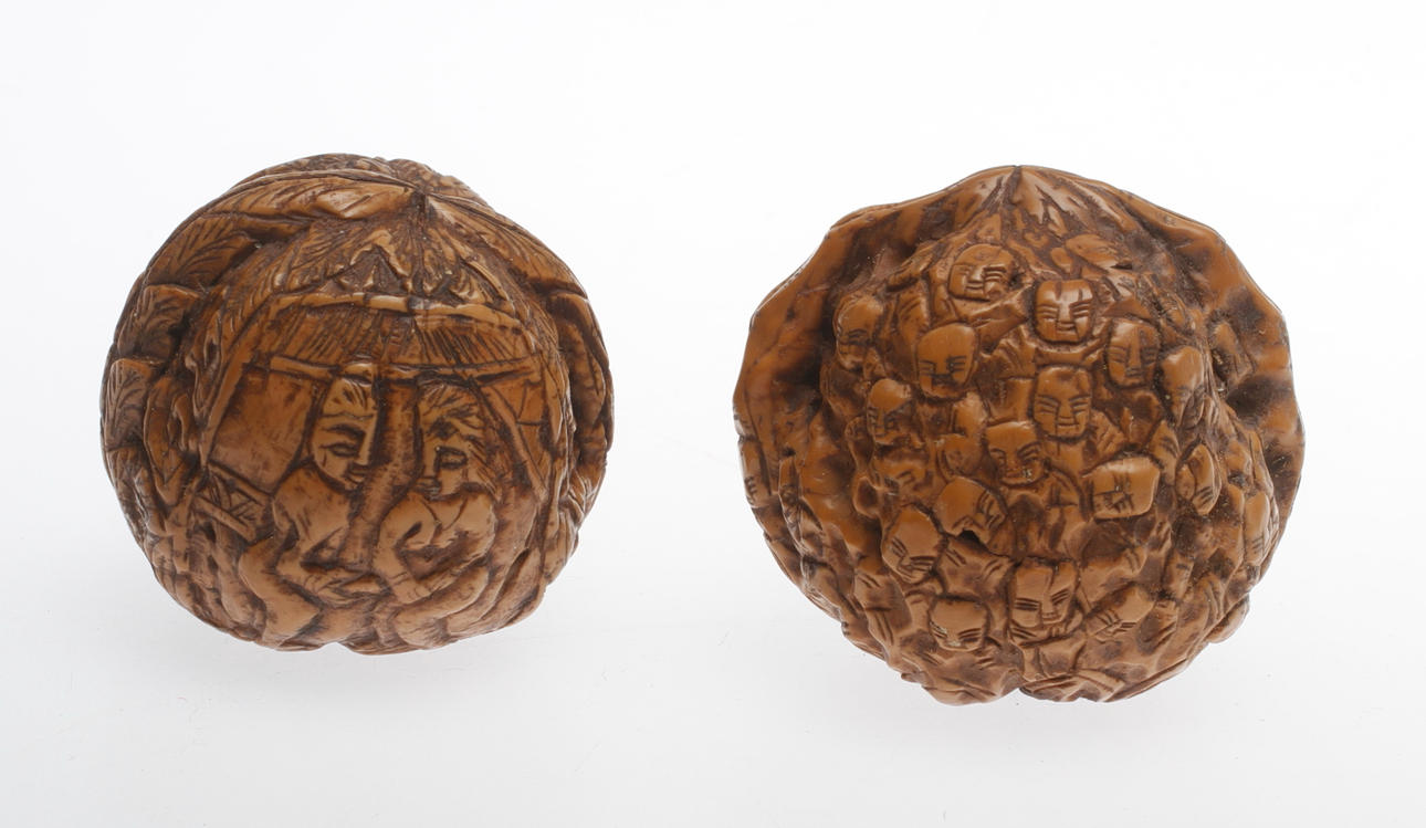 SKULPTURER, 2 st, skuren valnötsskal, Kina, 1800/1900-tal.