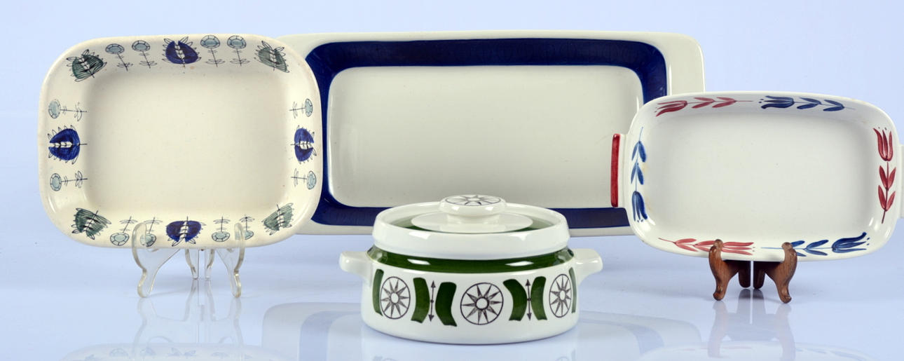 UPPLÄGGNINGSFAT, 3 stycken, samt terrin med lock, 1950/60-tal.