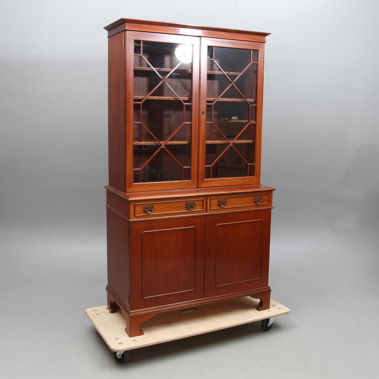 VITRINSKÅP, 1900-tal.