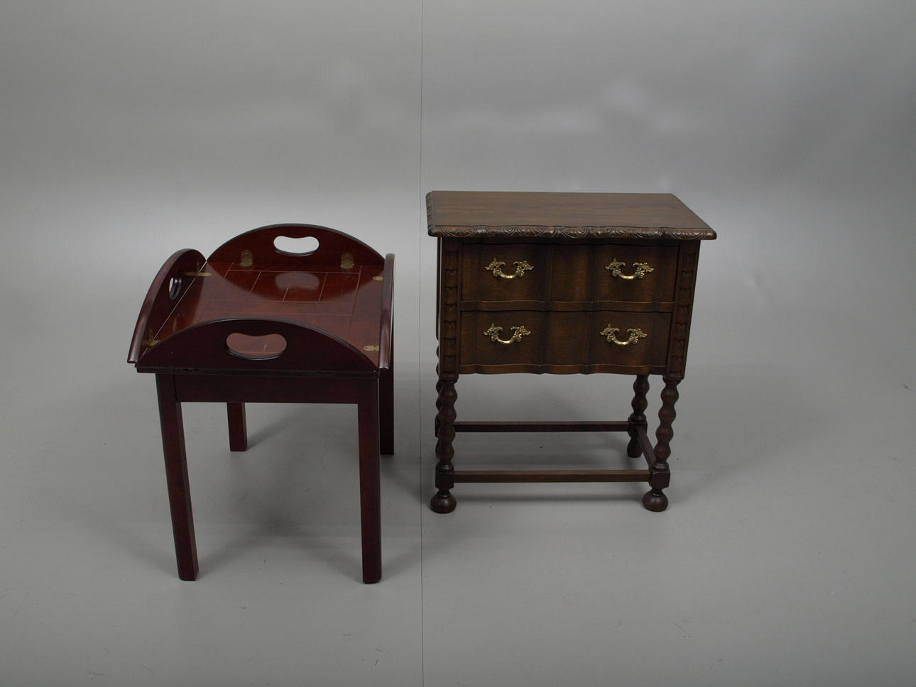 BYRÅ och BORD, olika träslag, 1900-talets andra hälft.