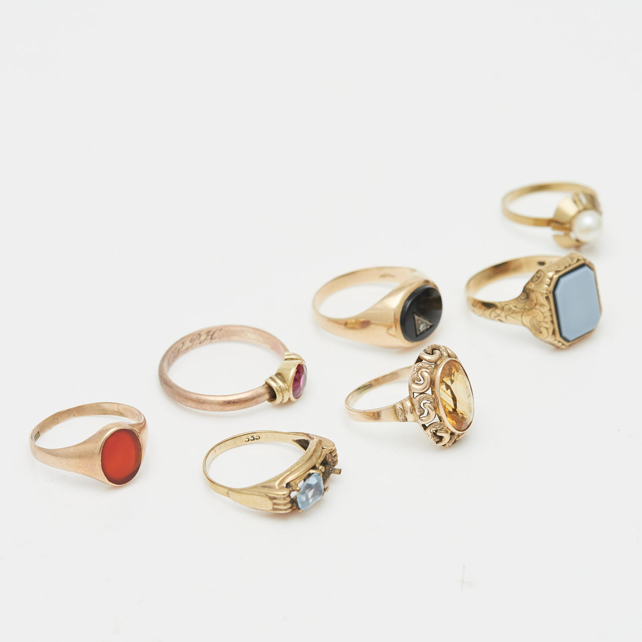 Siete anillos, 333 y 375 de oro (7).