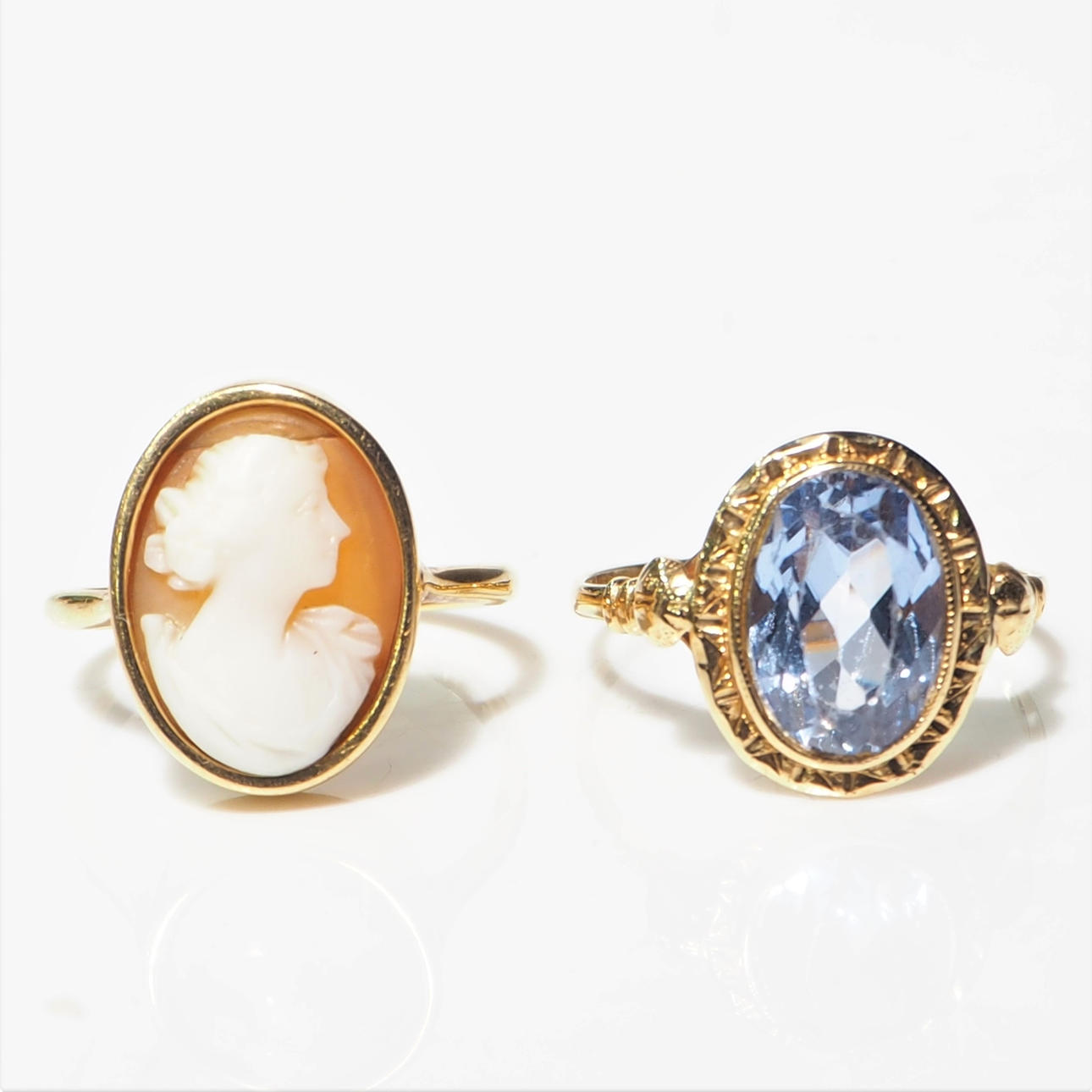 RINGAR, 2st, Guld, 18K, Kamé samt blå sten.