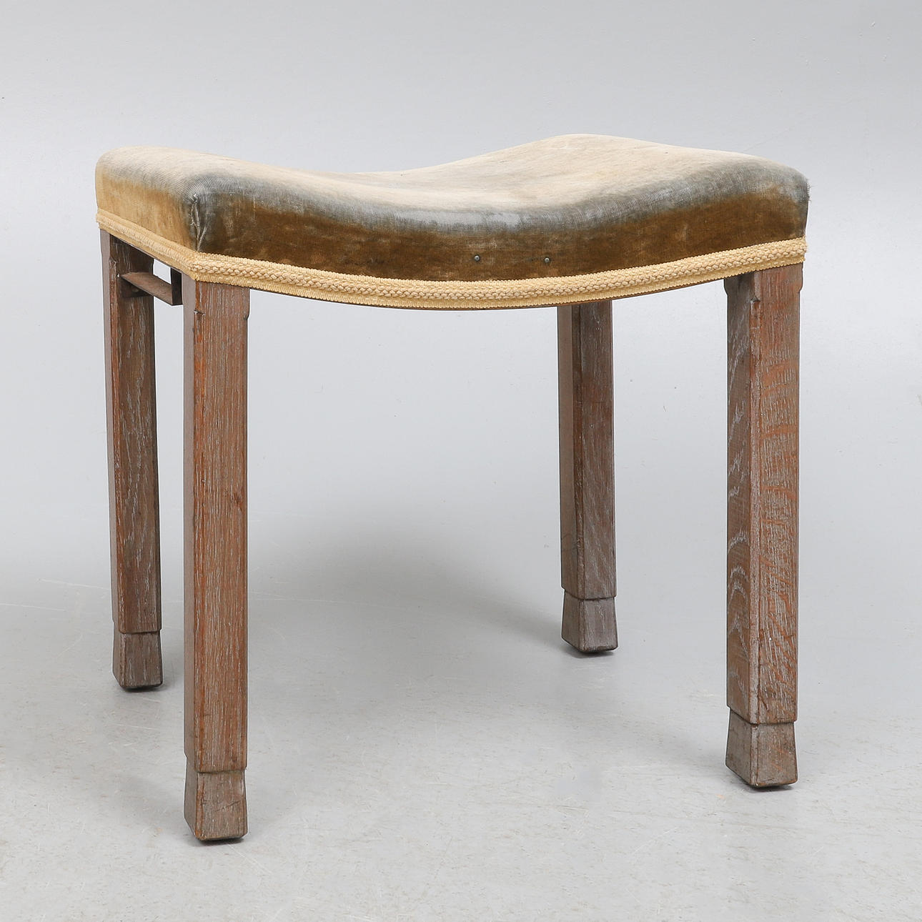 HOCKER AUS GEORGE VI. KRÖNUNG AUS GEKÄLKTER Hocker. Möbel - Sofas ...