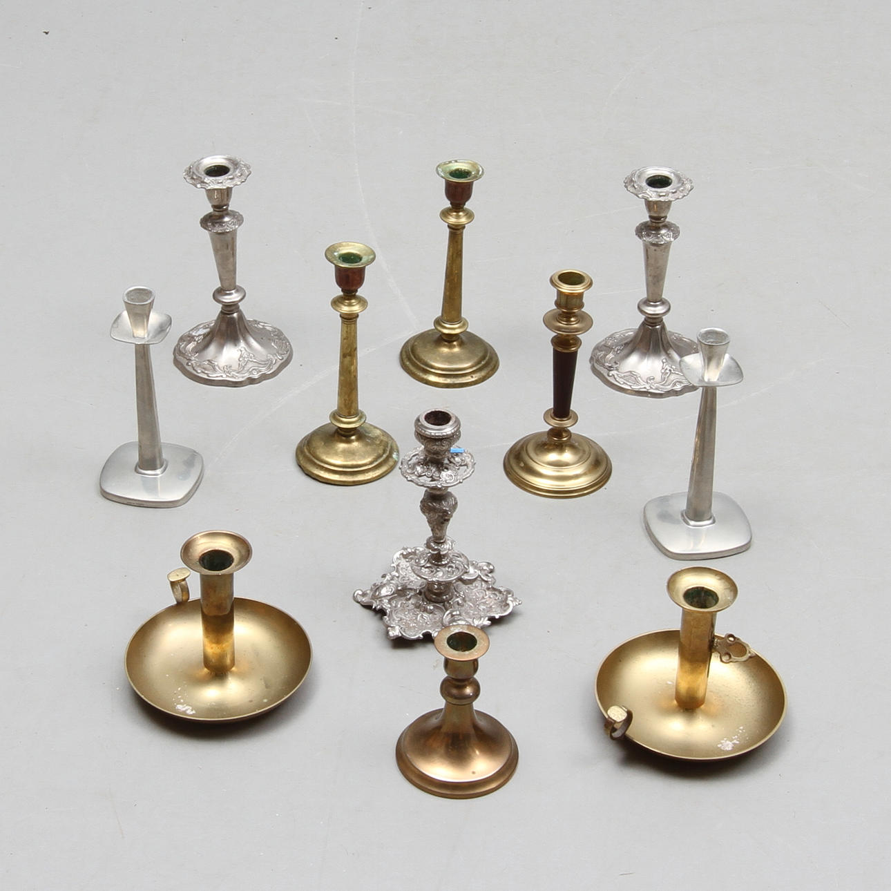 PARTI LJUSSTAKAR, 11 st, bla. tenn och mässing, 1900-tla.