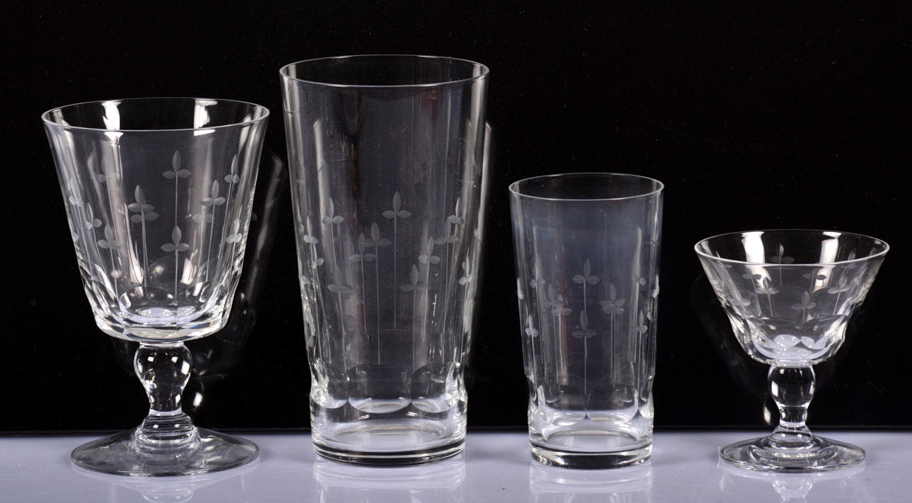 GLASSERVISDELAR, 37 delar, 1900-tal.