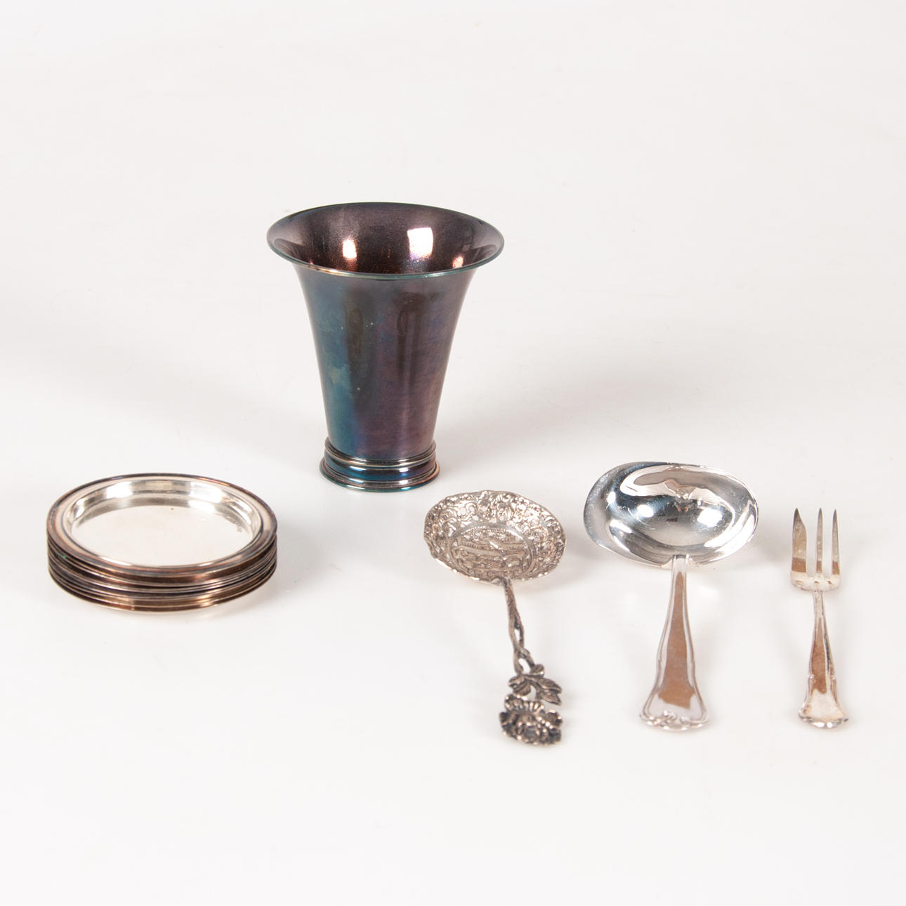 SILVER. 410g, cups, coasters, cutlery.