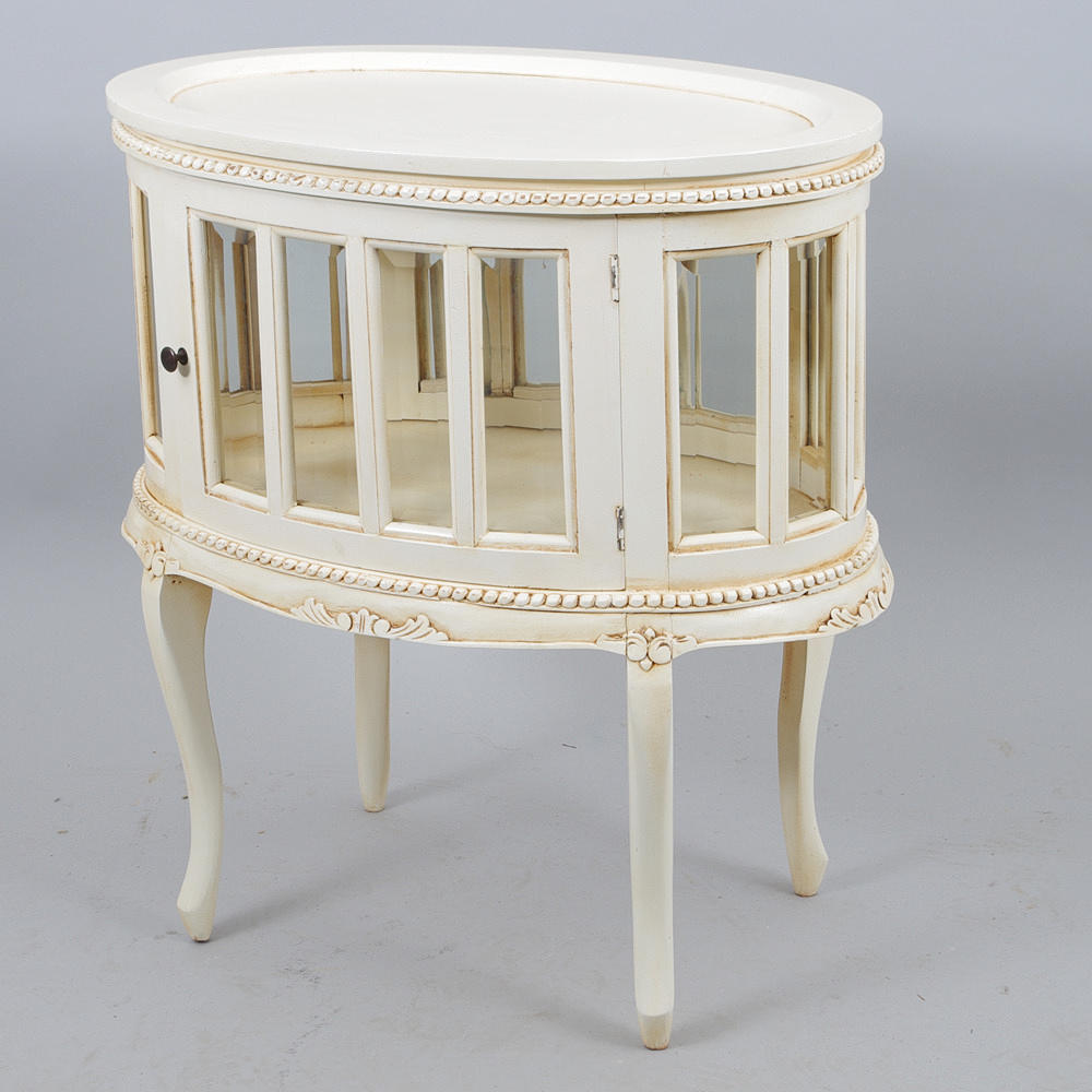 TEA CABINET, vitmålat trä med fasettslipat glas, samtida.