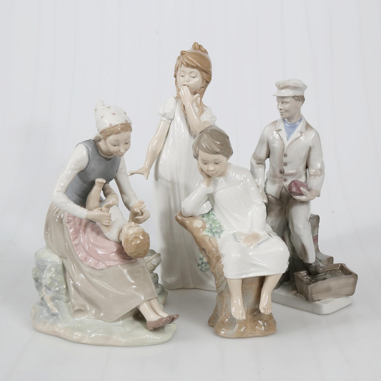 FIGURES, porcelain, 4 pieces, including Lladro and Nao.