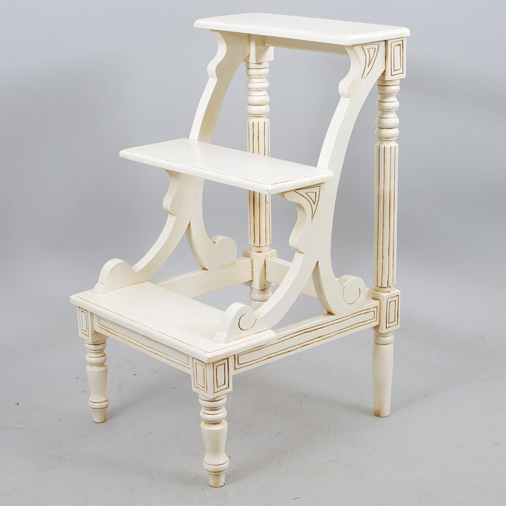 BIBLIOTEKSSTEGE, viktoriansk stil, vitmålad, samtida.