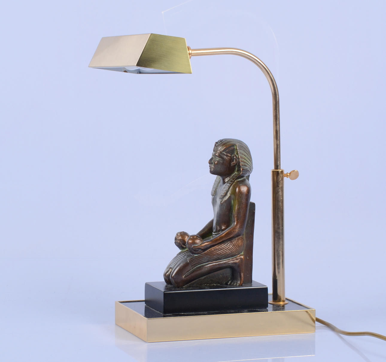 BORDSLAMPA, mässing och bemålad gips, 1900-talets andra hälft.