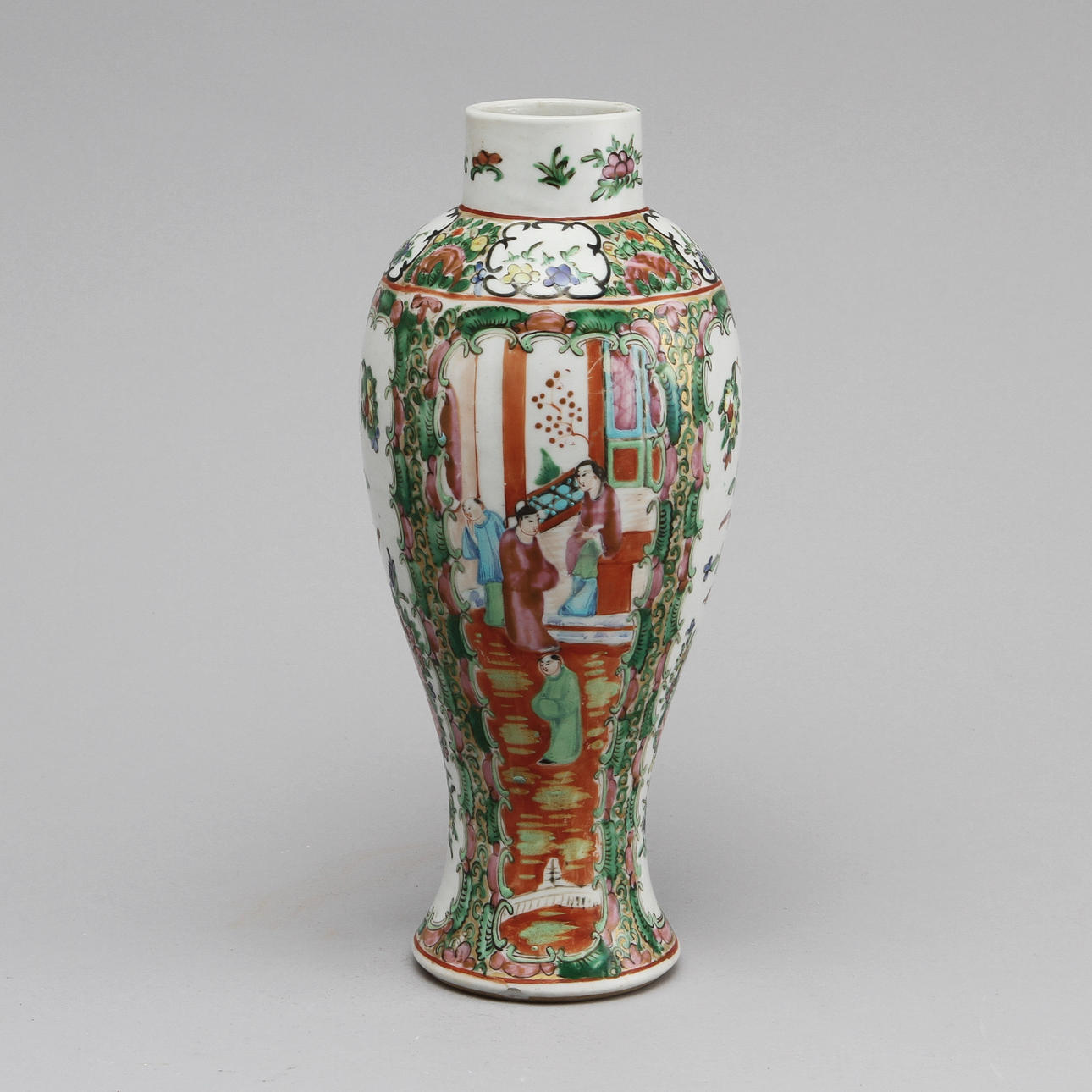 VAS, porslin. Kanton 1800-tal.