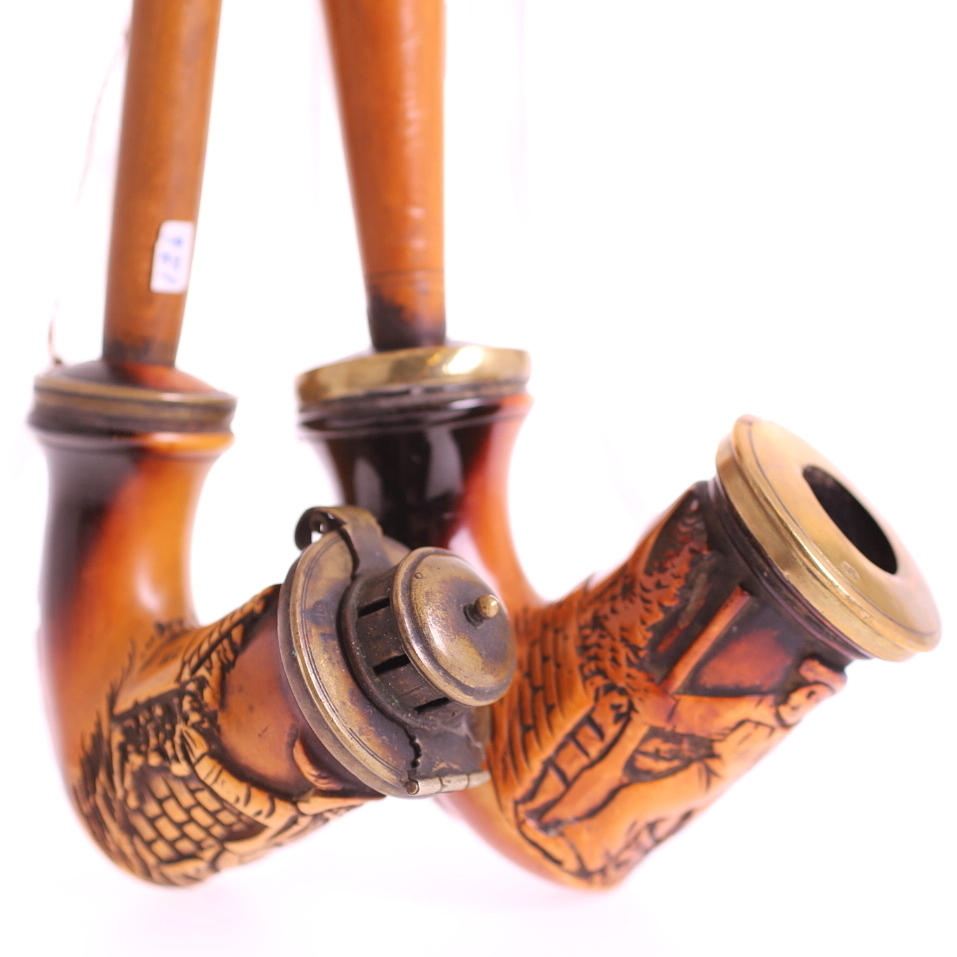 LÅNGPIPOR 2 st, 1800-tal, mässingsinfattning, reliefdekor.