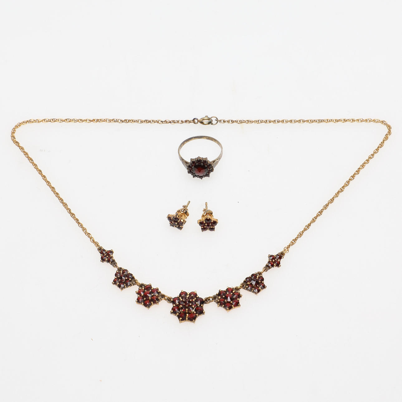 GUARNICIONES, plata dorada con granates.