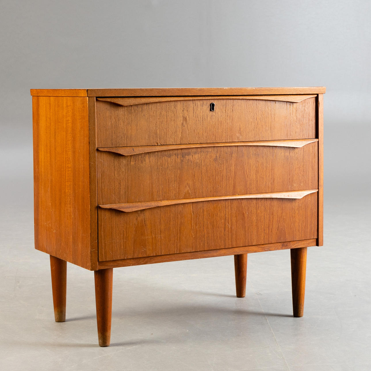 Mid Century Design Dresser.
