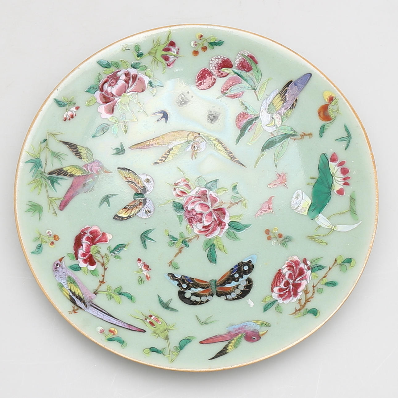 TALLRIK i porslin, celadon, Kina, 1900-tal.