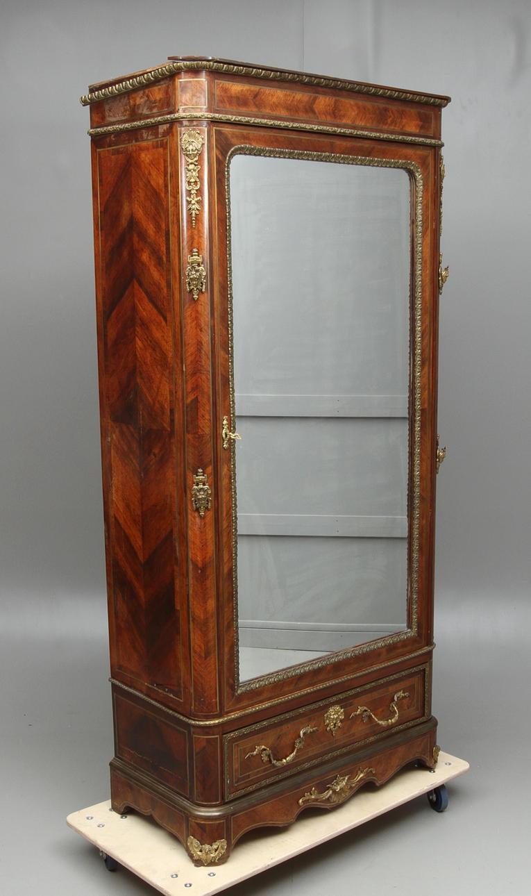 KLÄDSKÅP, med spegel, Louis XV-stil, Frankrike, omkring 1900.