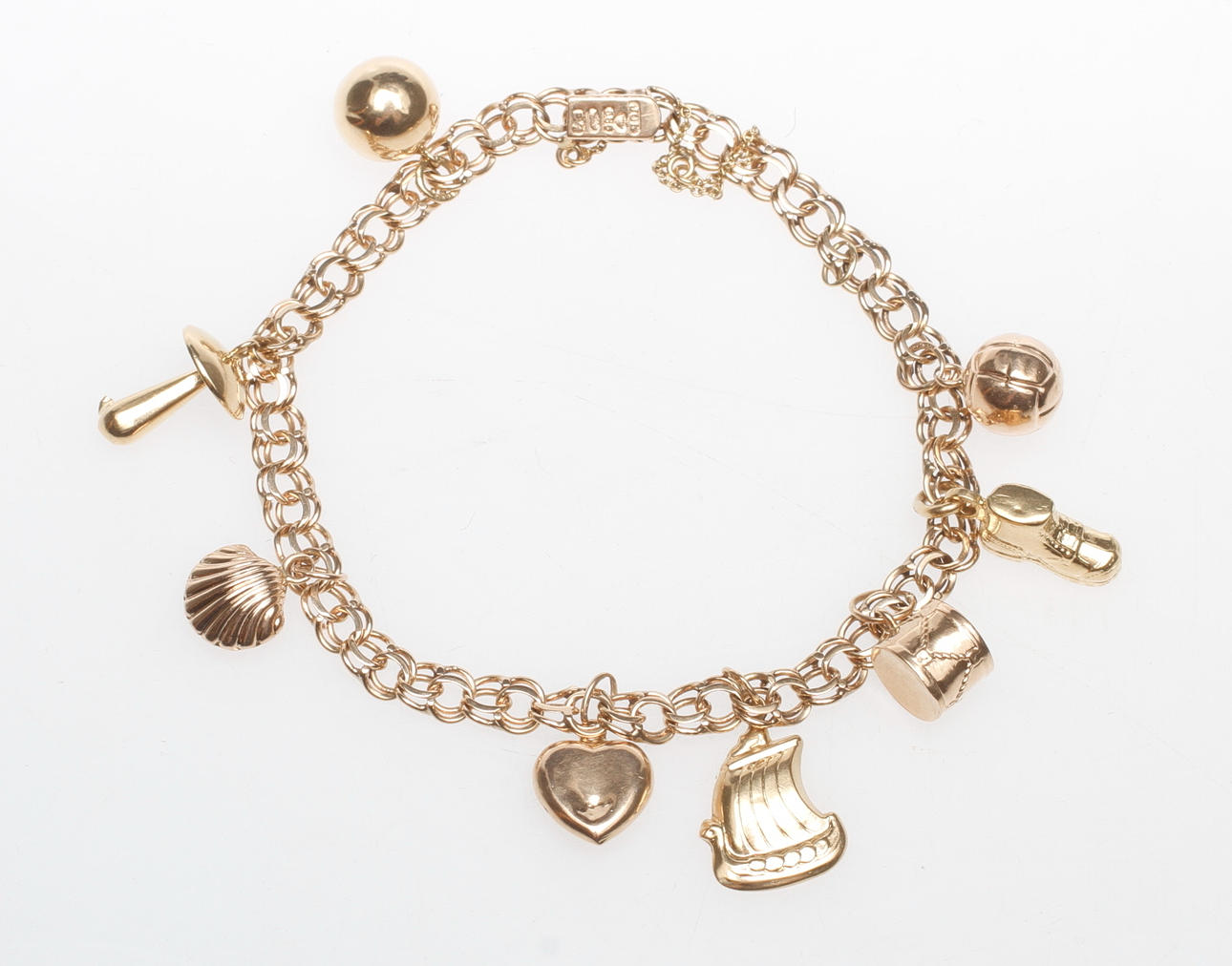 ARMBAND BISMARCK MED BERLOCKER, 14-18k guld, vikt ca 16 gr.