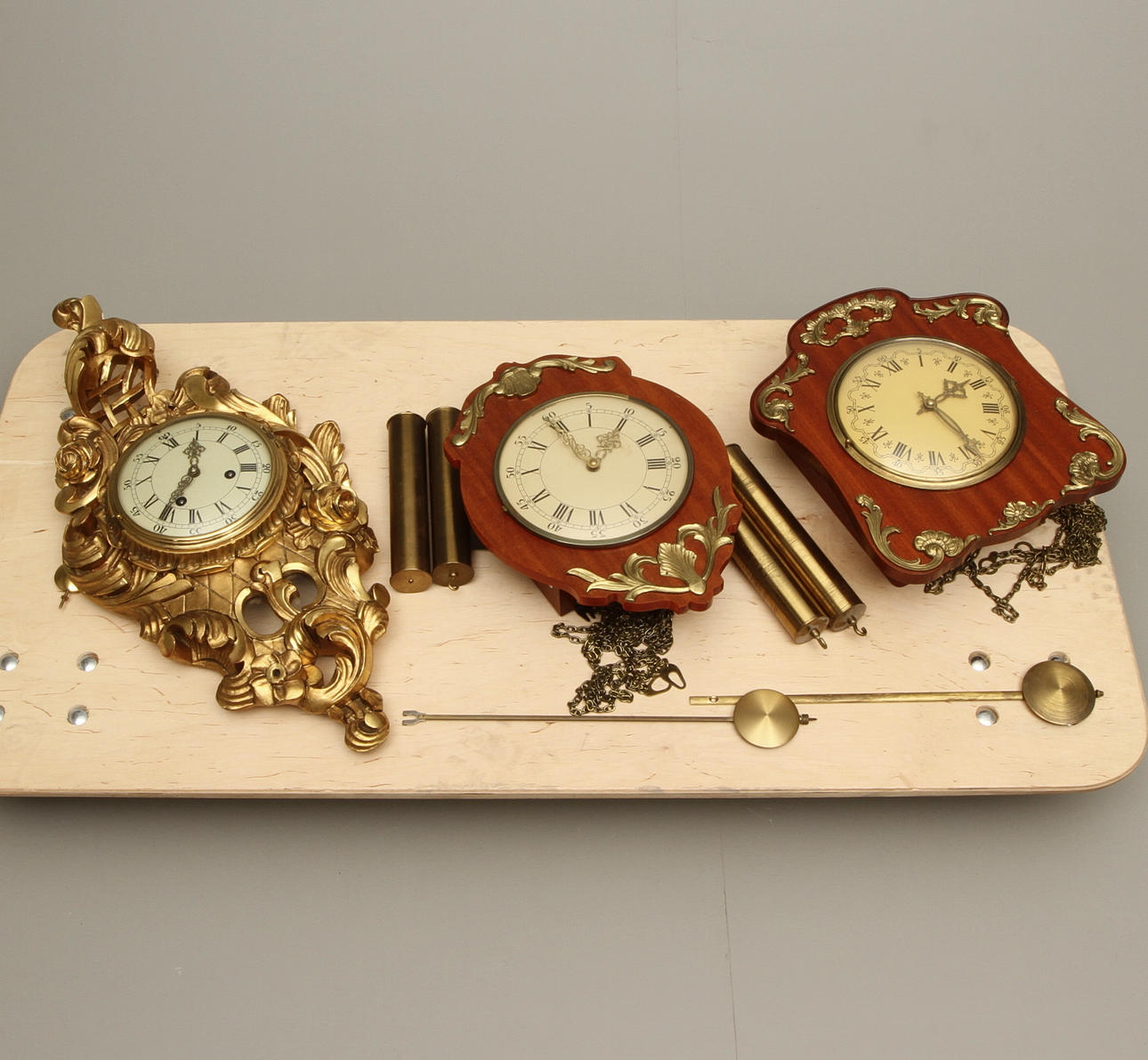 VÄGGPENDYL, rokokostil och LODUR, 2 st, mahogny.