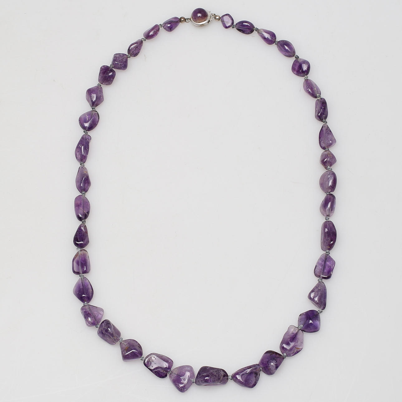 HALSBAND med ametister och cabochonslipad sten i låset.