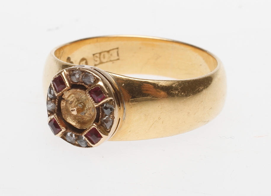 RING, 20k guld, vikt ca 7,8 gr.
