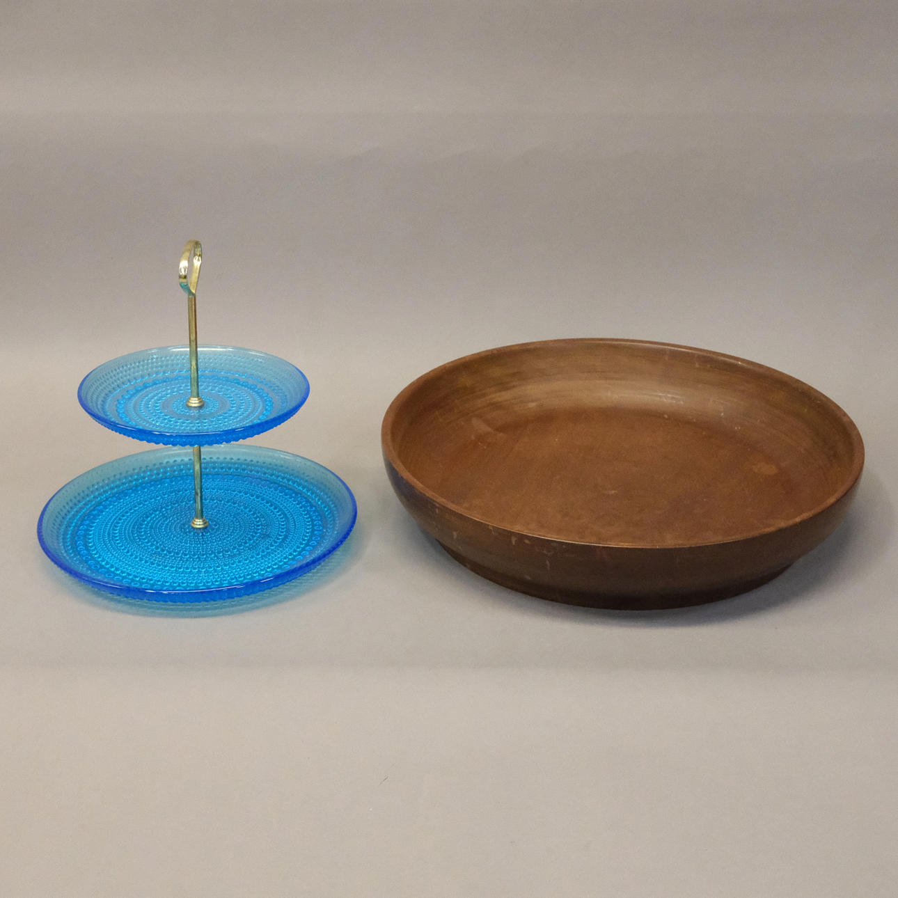 NUUTJÄRVI CAKE DISH AND TEAK DISH.