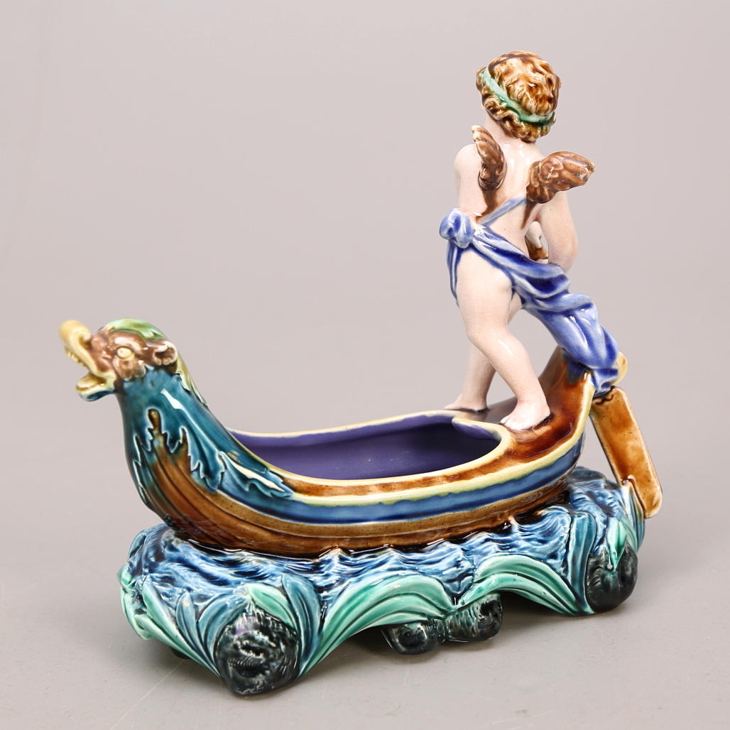 FIGURIN, majolika, putti på båt.
