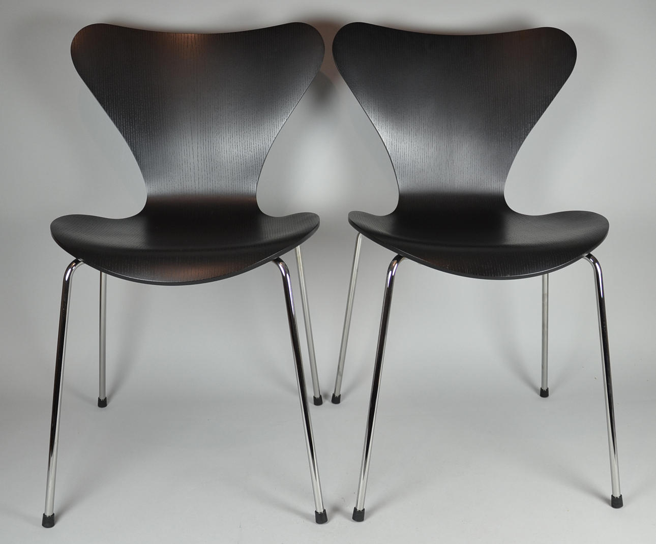 ARNE JACOBSEN. Två 3107 stolar.