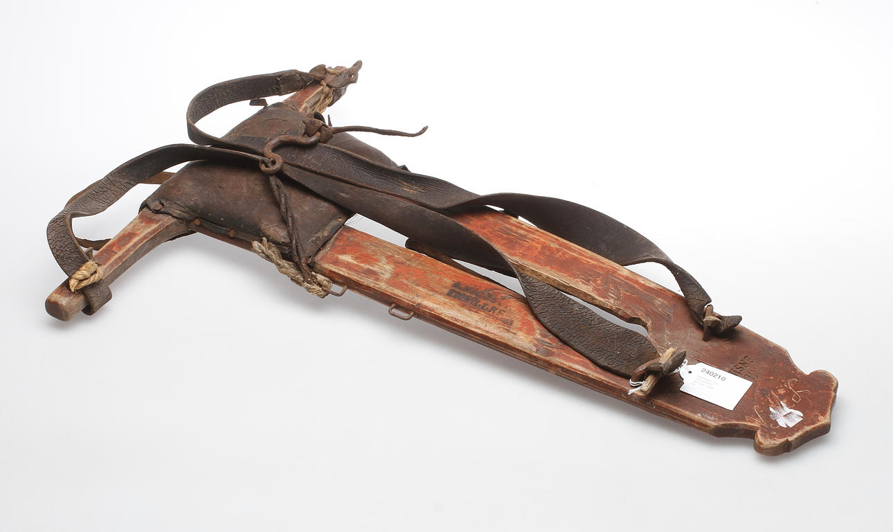 BÄRRAM med AXELBAND, allmoge, 1800-tal.