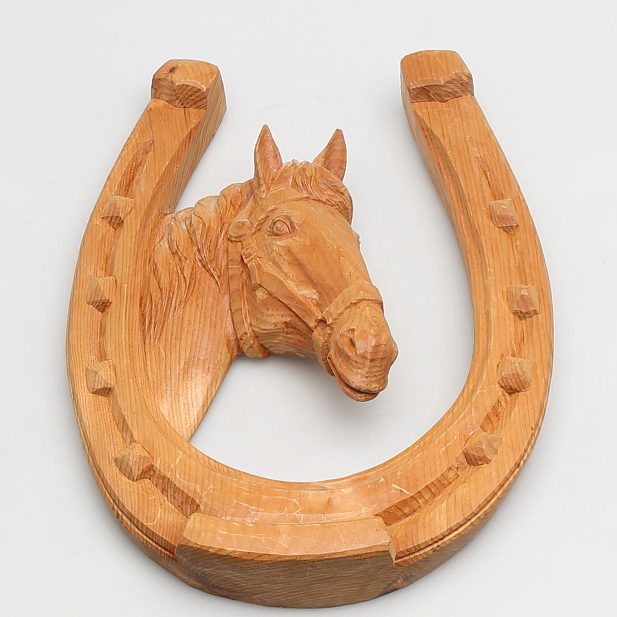 SKULPTUR/VÄGGRELIEF, snidat trä, hästsko samt häst.