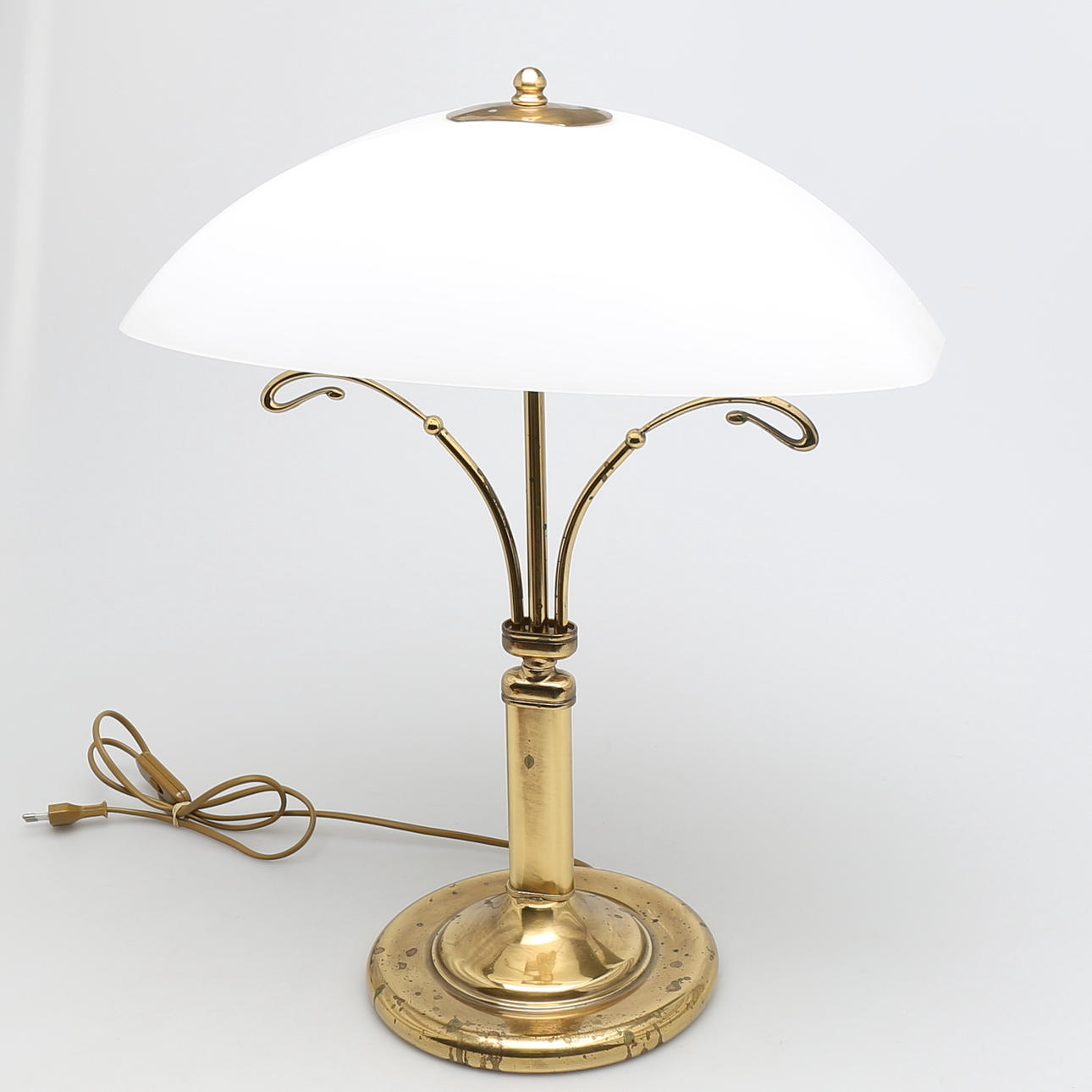 BORDSLAMPA i mässing, opak glaskupa, Garali, Alingsås.