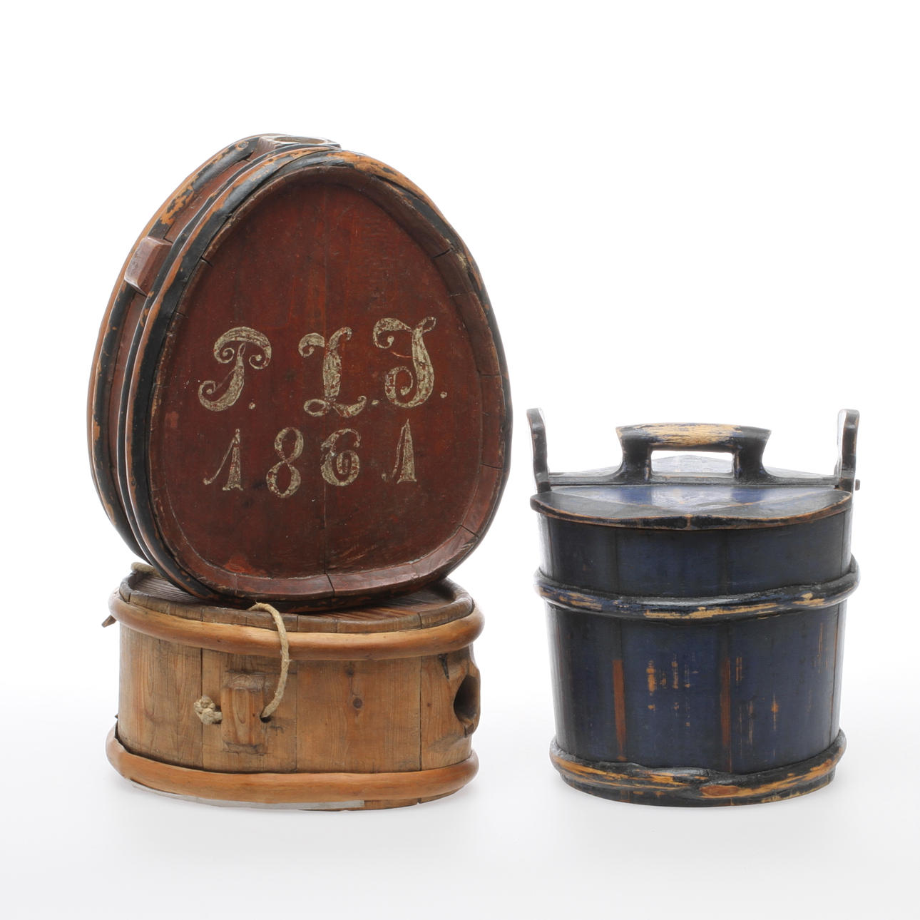 TRÄFLASKOR,2 st, allmoge, varav en daterad 1861 samt KÄRL daterad 1923.