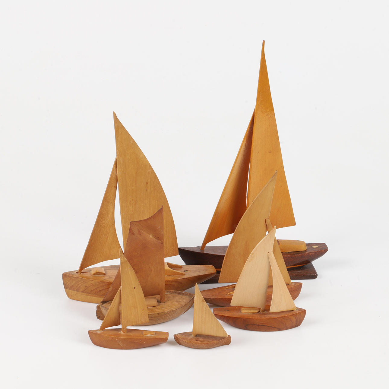 MODELLBOOTE, 7 Teile, Holz geschnitzt, signiert B. L.