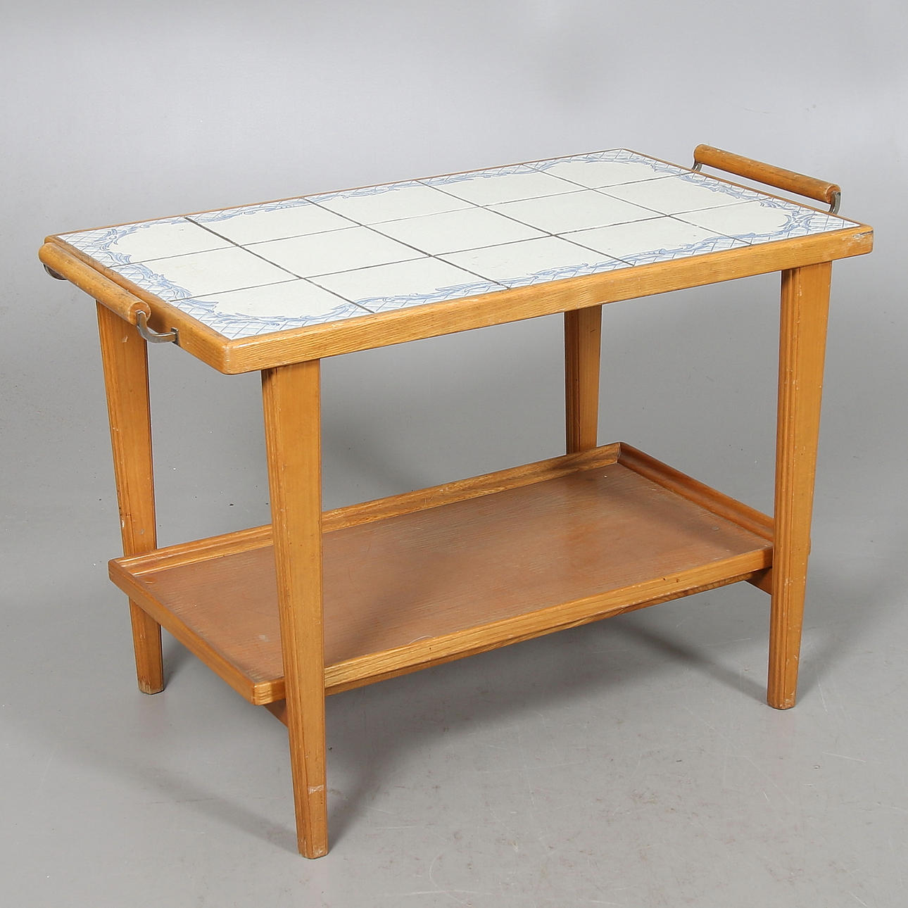 SERVERINGSVAGN, Upsala Ekeby, signerad T.A. 1900-talets första hälft.