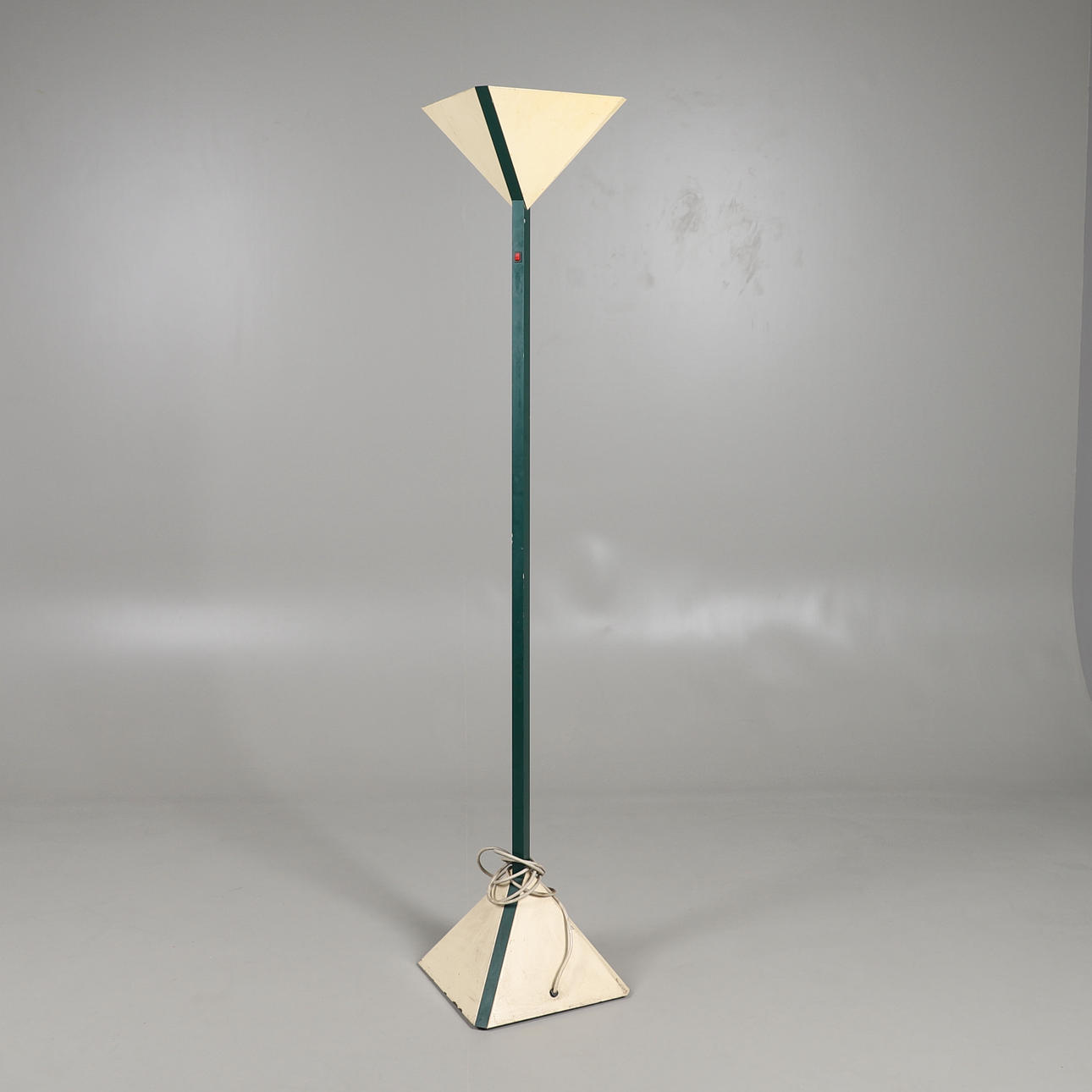 A METAL ART DECO STYLE STANDARD LAMP.