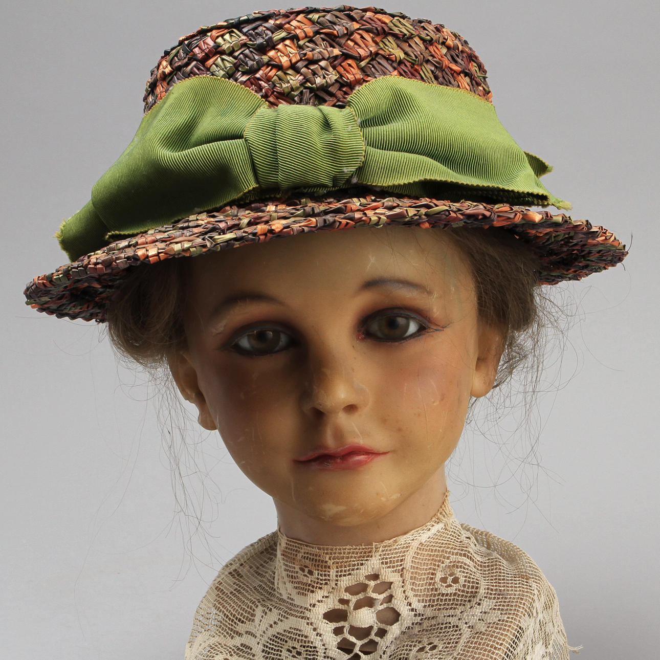 SKYLTDOCKEHUVUD, bivax, 1900-talets början.