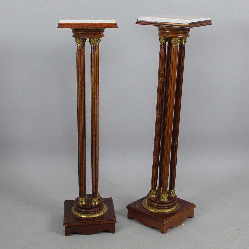 PIEDESTALER, 1 par, med dekorelement i mässing och marmorskivor, empirestil.