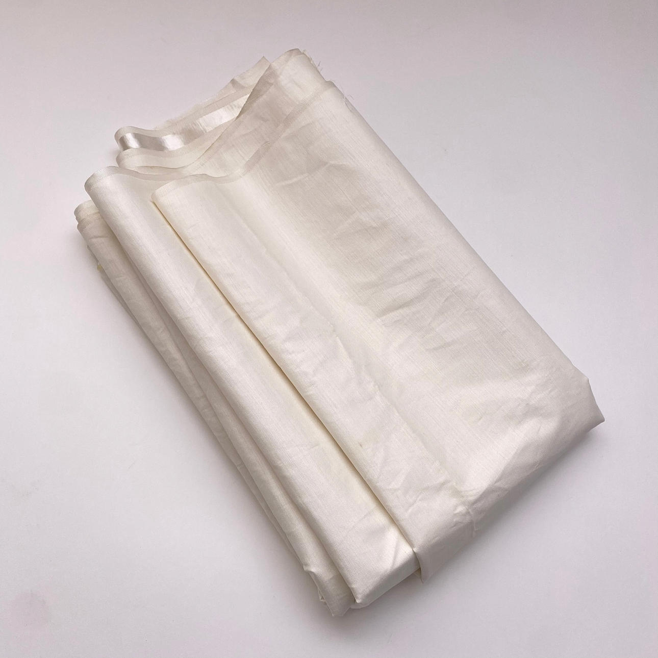 BIT I NATURLIG SIDEN PÄRLEMORFÄRG.