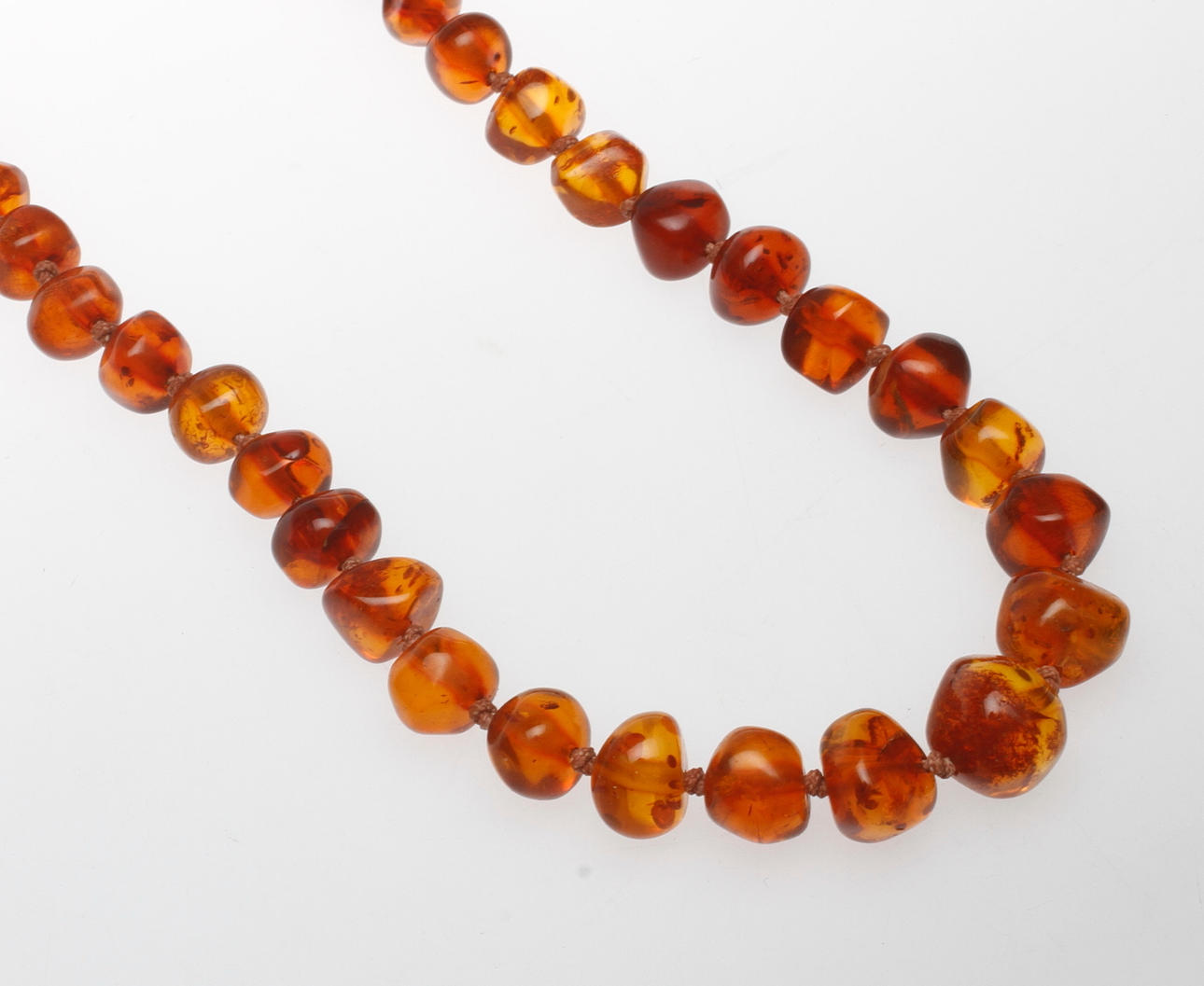 COLLIER, nytillverkad bärnsten.