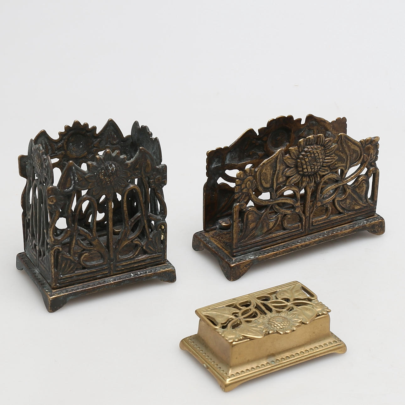 SKRIVBORDSUPPSATS, 3 delar, jugend, mässing. 1920-tal.